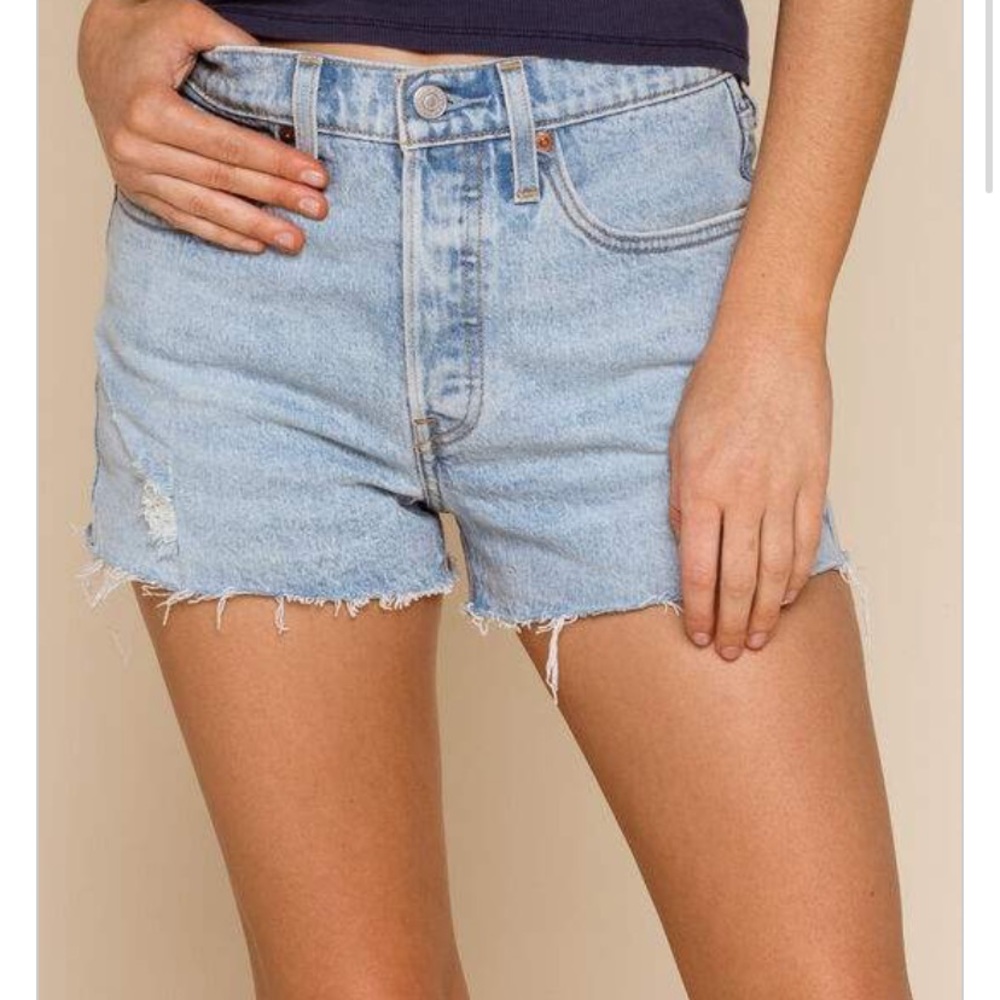 LEVI'S 501 WOMENS LIGHT WASH DENIM SHORTS